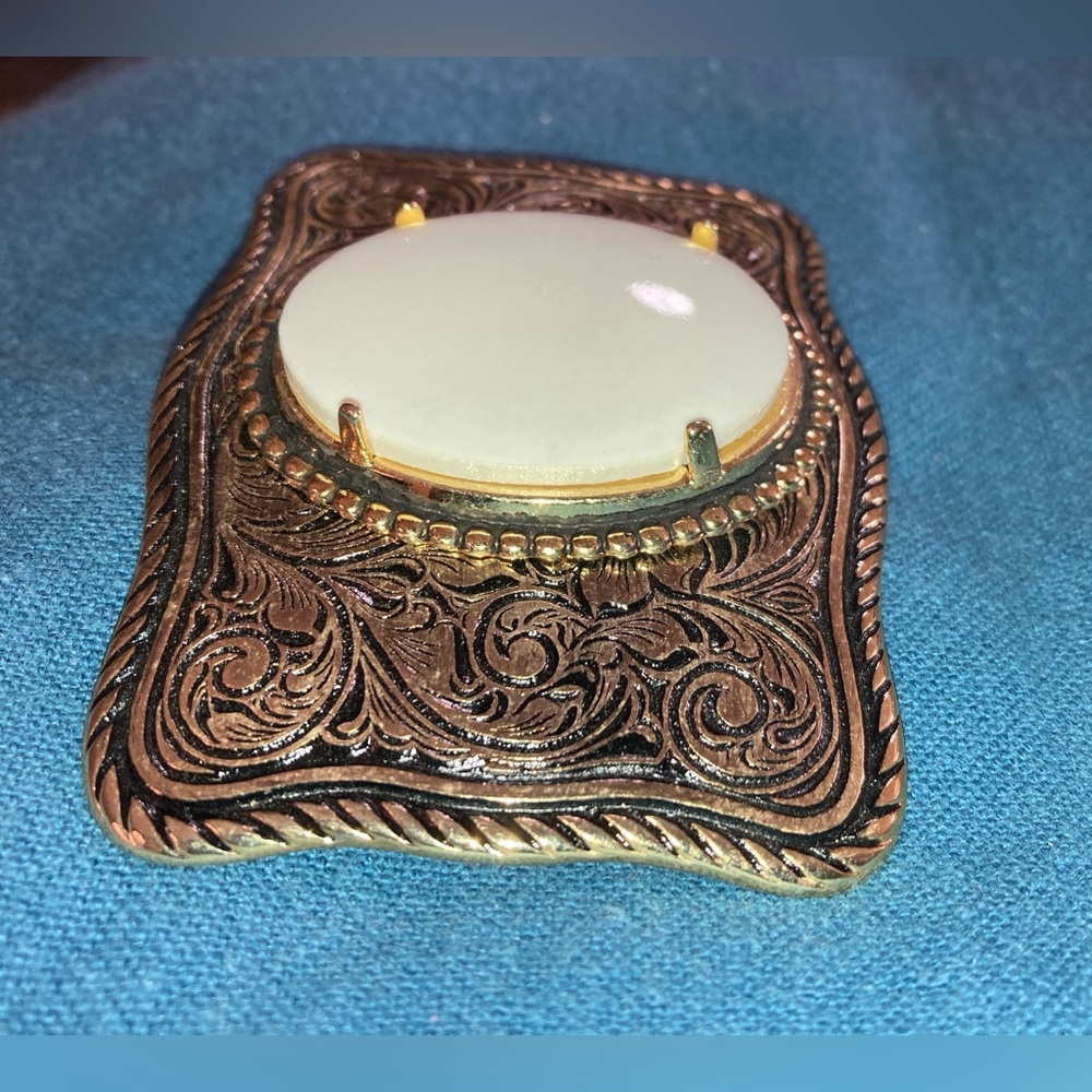NWOT VTG BELT BUCKLE GOLD TONE SCROLLWORK & BLACK BACKGROUND & WHITE OVAL CENTER - Picture 3 of 8